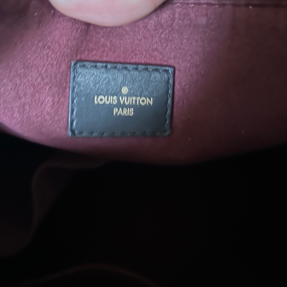 FULL INCLUSION 🔥🔥Stunning Louis Vuitton V tote  in monogram/Merlot - Picture 3 of 15